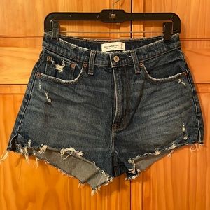 Abercrombie & Fitch brand Curve Love High Rise Mom Short Dark Wash size 28/6